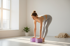 Femme utilisant un cube de yoga